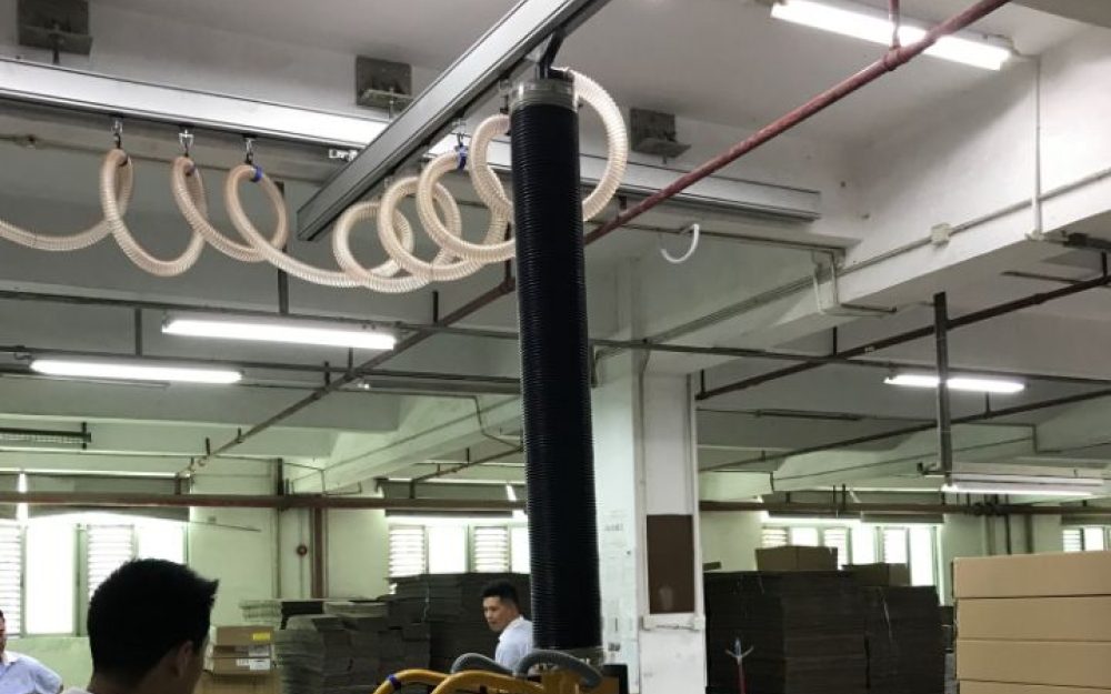 Vacuum tube lifter running on an aluminium rail