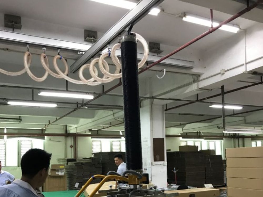 Vacuum tube lifter running on an aluminium rail