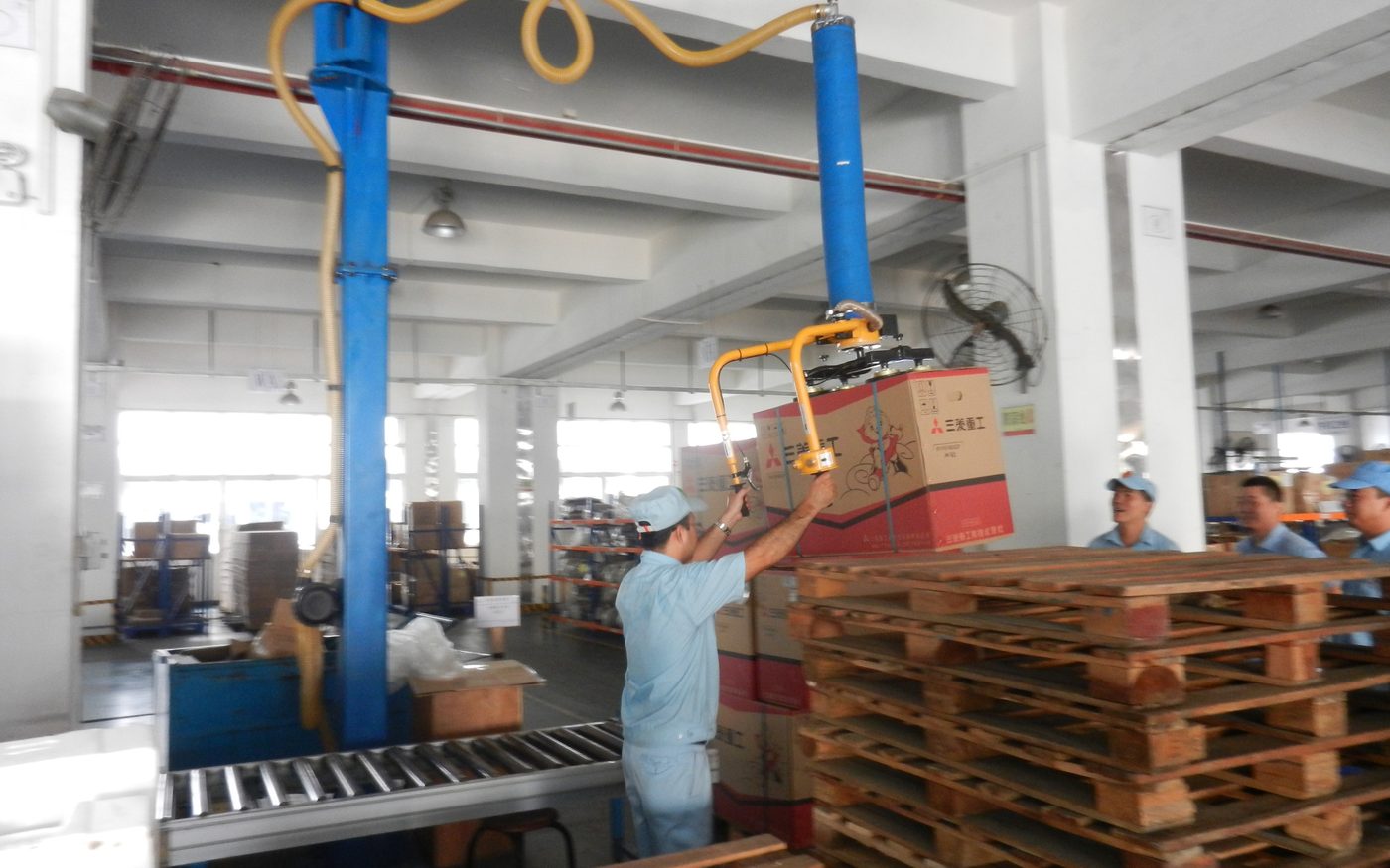 Operator palletising cartons with an ESL-MD vacuum tube lifter