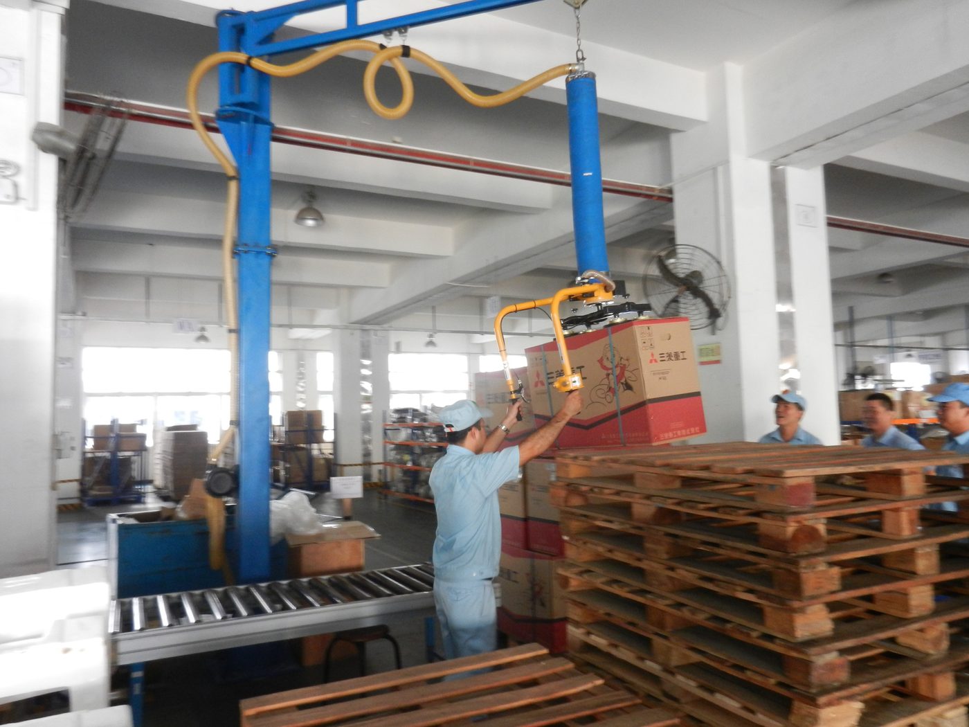 Operator palletising cartons with an ESL-MD vacuum tube lifter