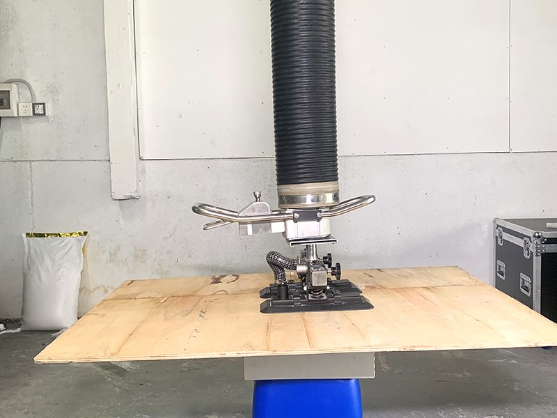 Single-handle ESL-SG vacuum tube lifter lifting a plywood sheet