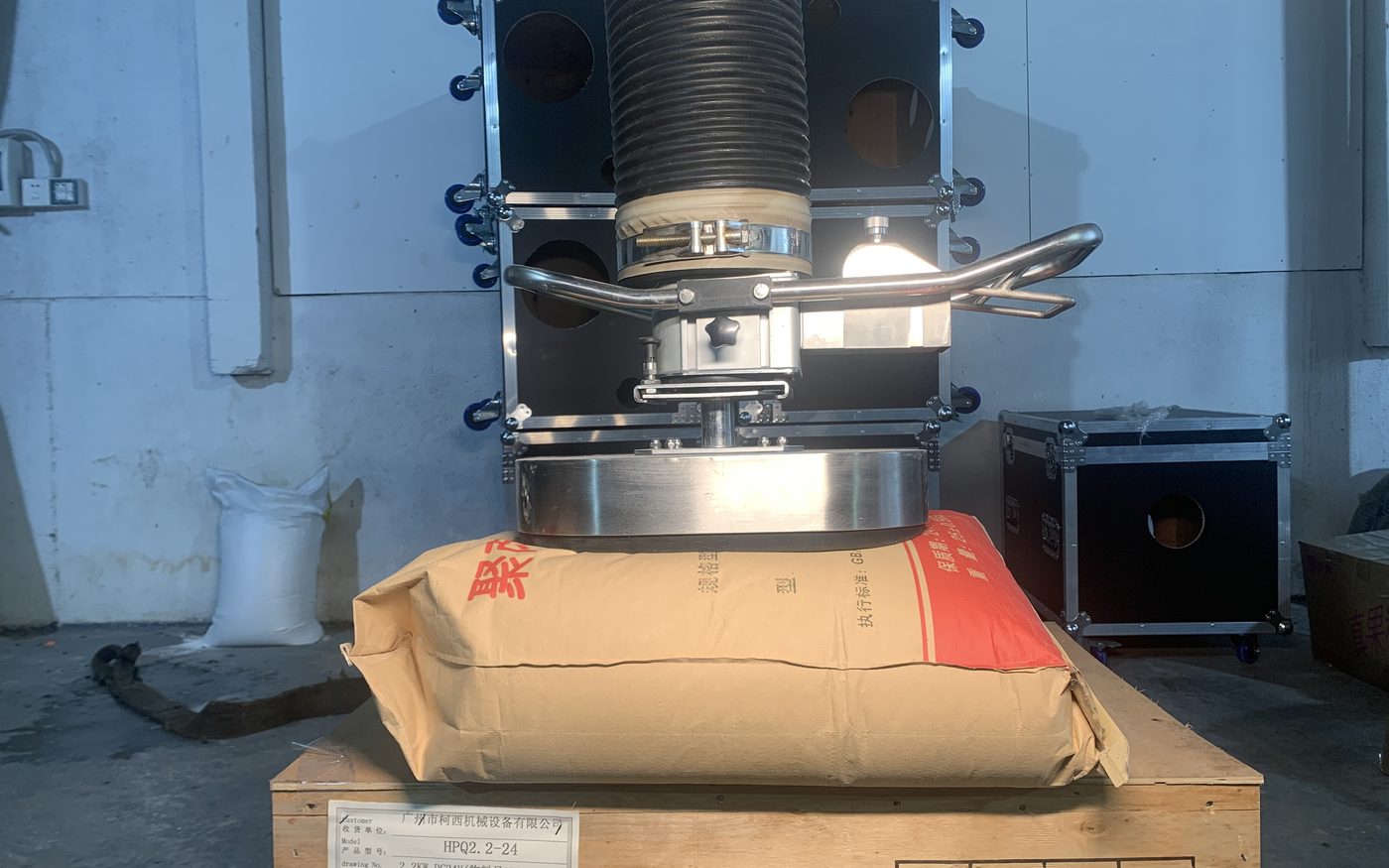 ESL-SG vacuum tube lifter holding a paper sack