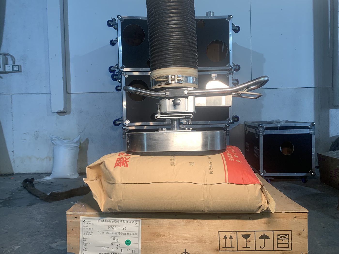 ESL-SG vacuum tube lifter holding a paper sack
